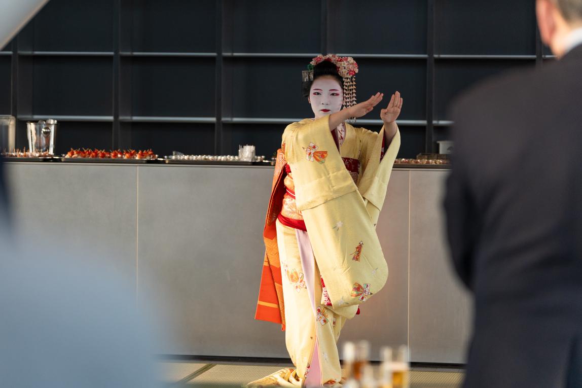 A maiko dancing at the SAF Annual Meeting Reception