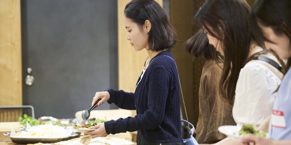 2024年06月15日に開催したAlumni Partyで料理をとる学生