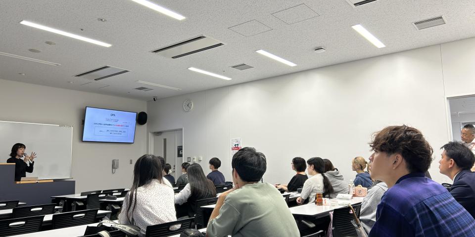 A group of students attend an informational session by SAF at a Takushoku University campus